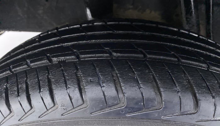 2016 Renault Kwid RXT, Petrol, Manual, 27,010 km, Right Rear Tyre Tread