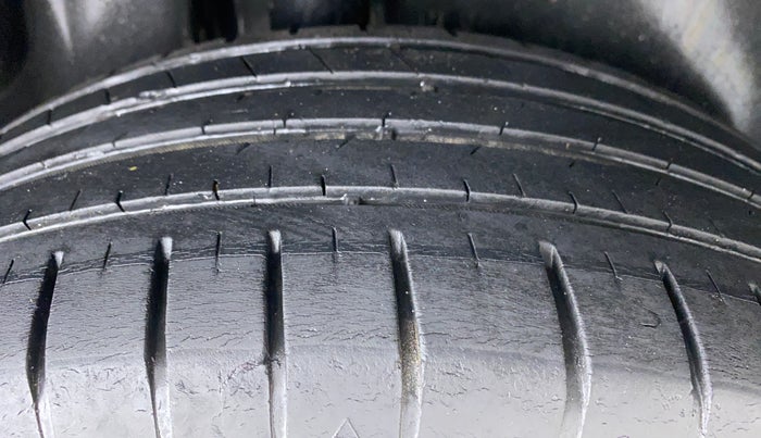 2017 Volkswagen Ameo HIGHLINE 1.2, Petrol, Manual, 41,726 km, Right Rear Tyre Tread