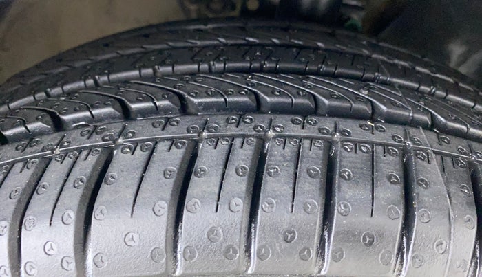 2017 Volkswagen Ameo HIGHLINE 1.2, Petrol, Manual, 41,726 km, Right Front Tyre Tread