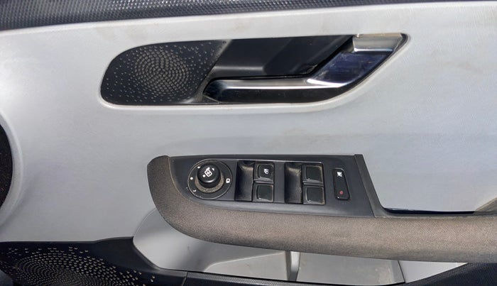 2020 Tata ALTROZ XZ PETROL, Petrol, Manual, 39,370 km, Driver Side Door Panels Control