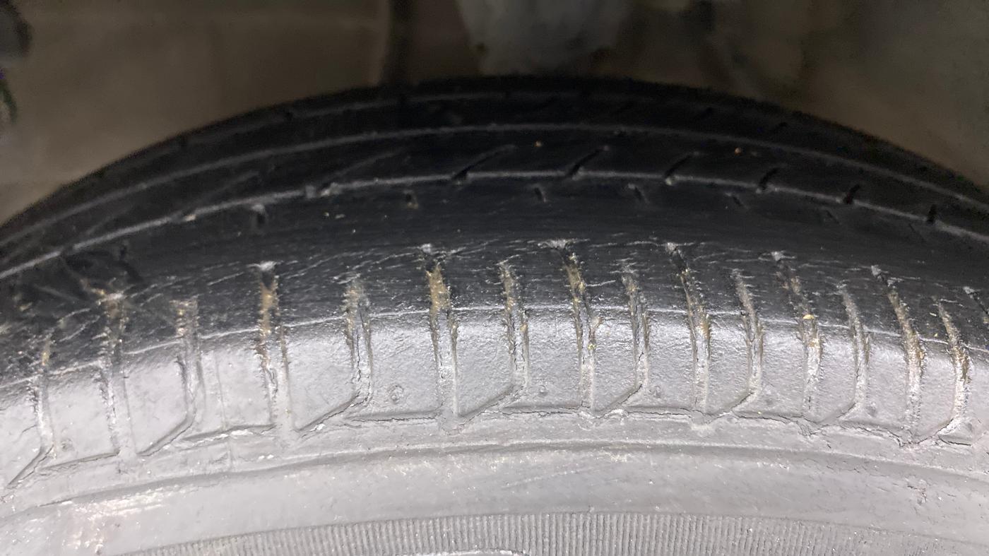 2013 Hyundai i10 ASTA 1.2 AT SUNROOF, Petrol, Automatic, 50,536 km, Left Front Tyre Tread