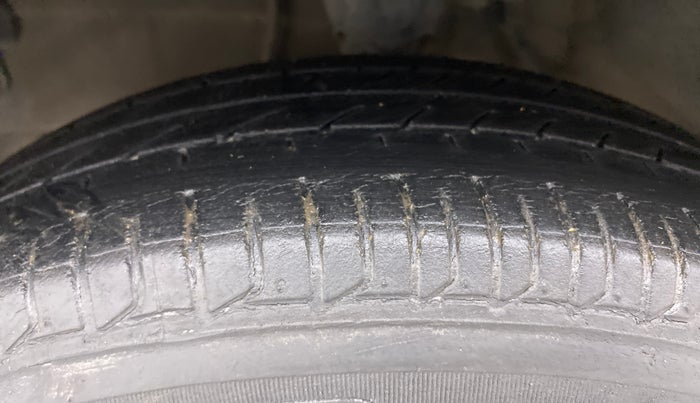 2013 Hyundai i10 ASTA 1.2 AT SUNROOF, Petrol, Automatic, 50,536 km, Left Front Tyre Tread