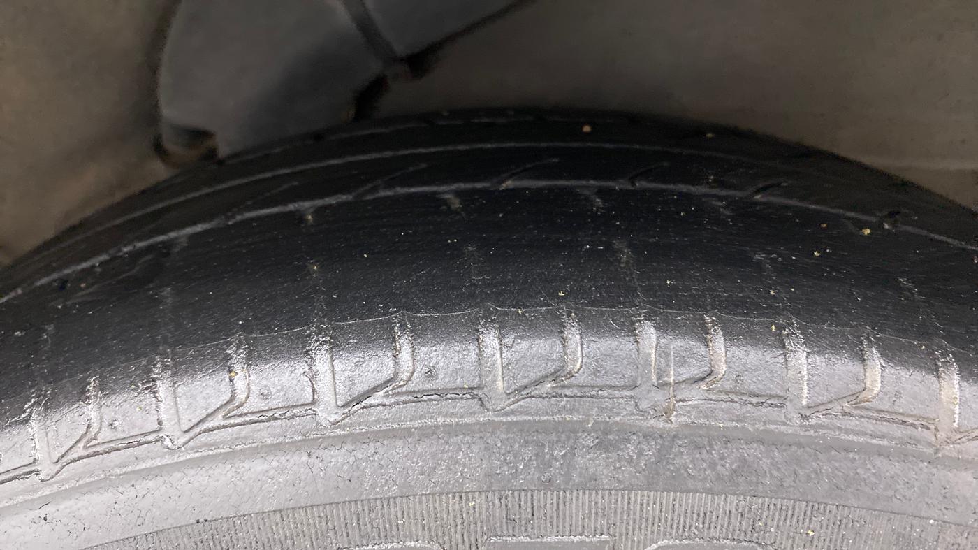 2013 Hyundai i10 ASTA 1.2 AT SUNROOF, Petrol, Automatic, 50,536 km, Left Rear Tyre Tread