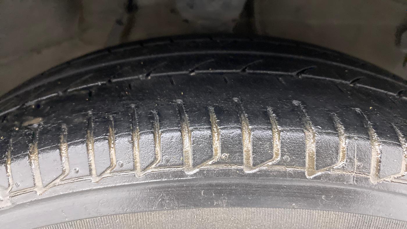 2013 Hyundai i10 ASTA 1.2 AT SUNROOF, Petrol, Automatic, 50,536 km, Right Front Tyre Tread
