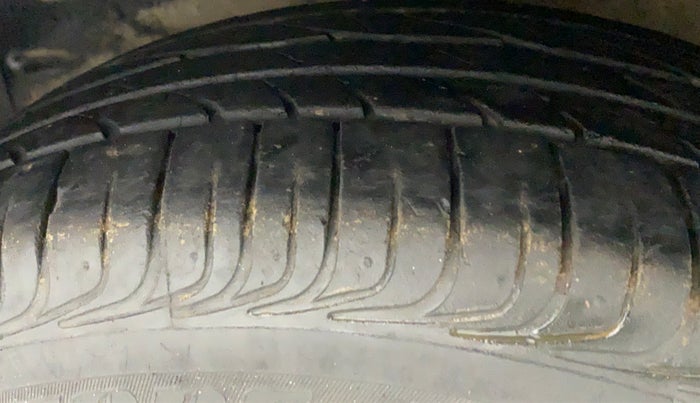 2015 Toyota Etios G, Petrol, Manual, 63,852 km, Left Front Tyre Tread