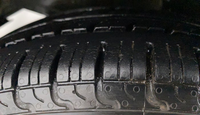 2017 Hyundai Eon MAGNA +, Petrol, Manual, 65,449 km, Left Front Tyre Tread