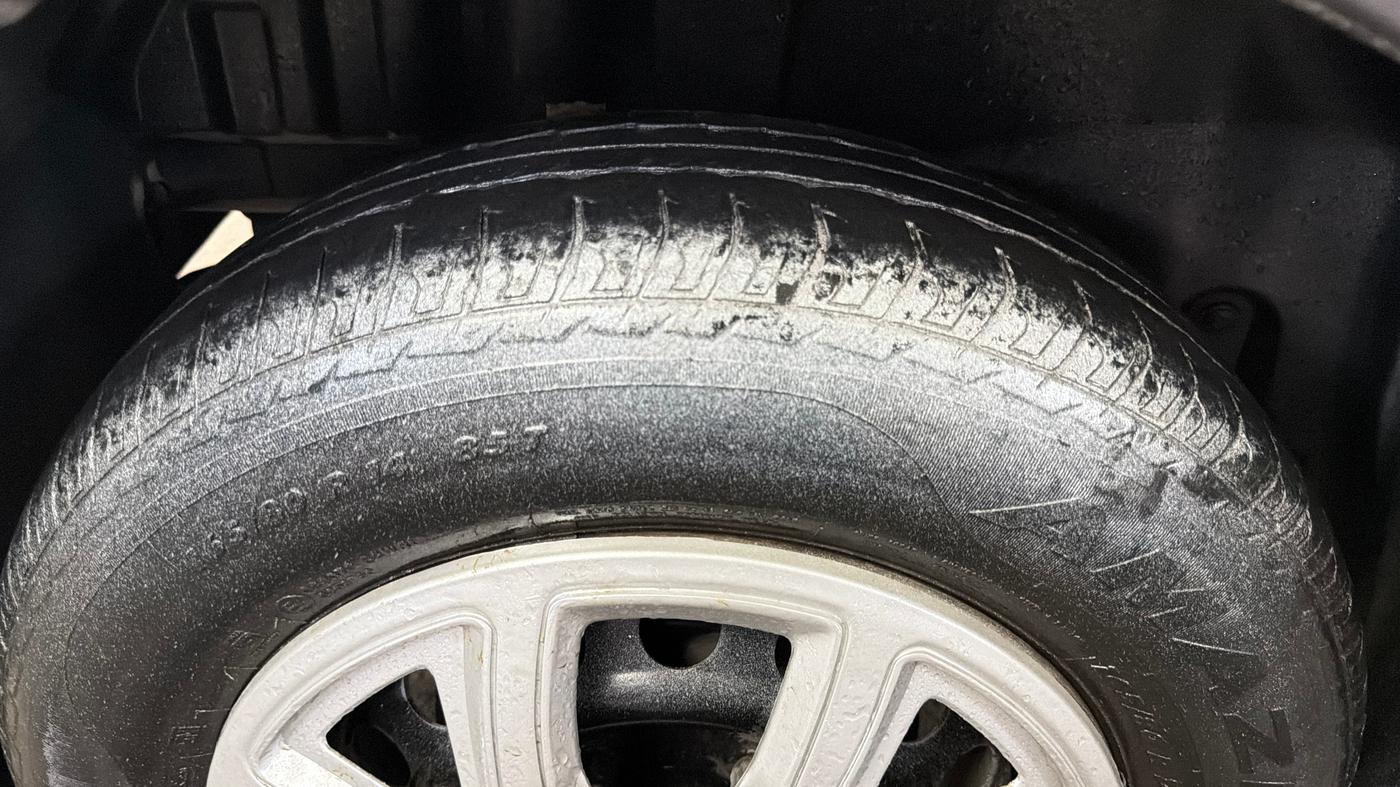 2015 Maruti Swift LXI (O), Petrol, Manual, 97,778 km, Right Rear Tyre Tread