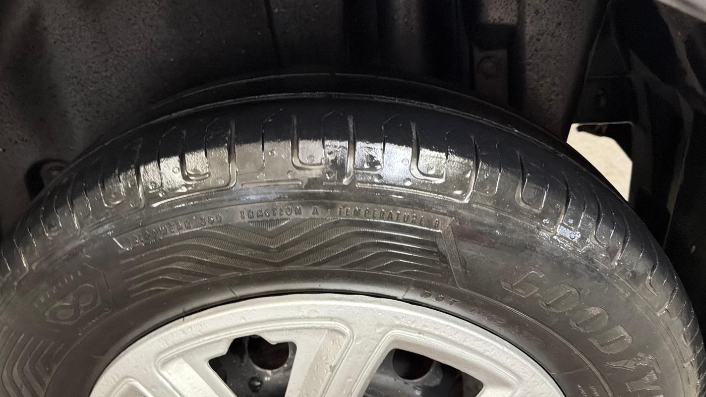 2015 Maruti Swift LXI (O), Petrol, Manual, 97,778 km, Left Rear Tyre Tread