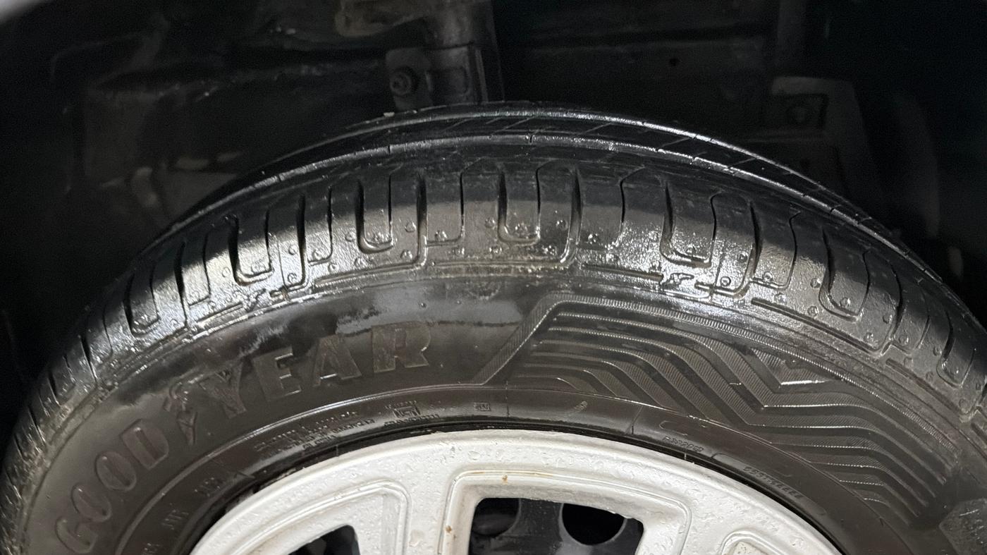 2015 Maruti Swift LXI (O), Petrol, Manual, 97,778 km, Right Front Tyre Tread