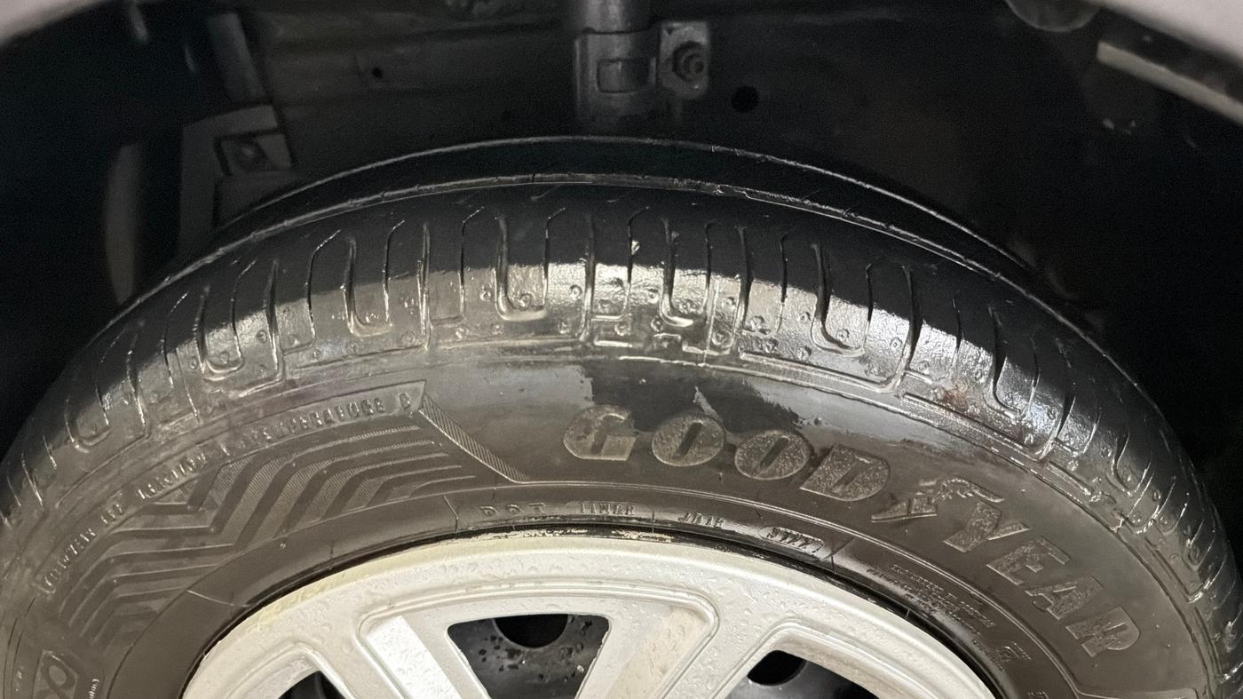 2015 Maruti Swift LXI (O), Petrol, Manual, 97,778 km, Left Front Tyre Tread