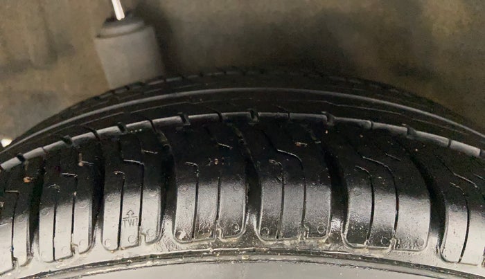 2013 Honda Brio S MT, Petrol, Manual, 39,196 km, Right Rear Tyre Tread