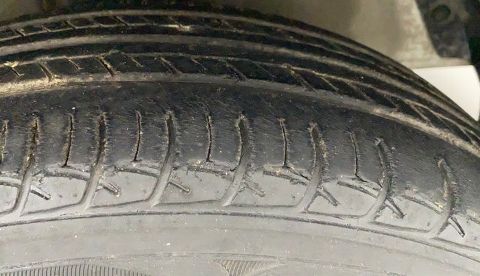 2011 Hyundai i20 MAGNA (O) 1.2, Petrol, Manual, 73,952 km, Right Front Tyre Tread