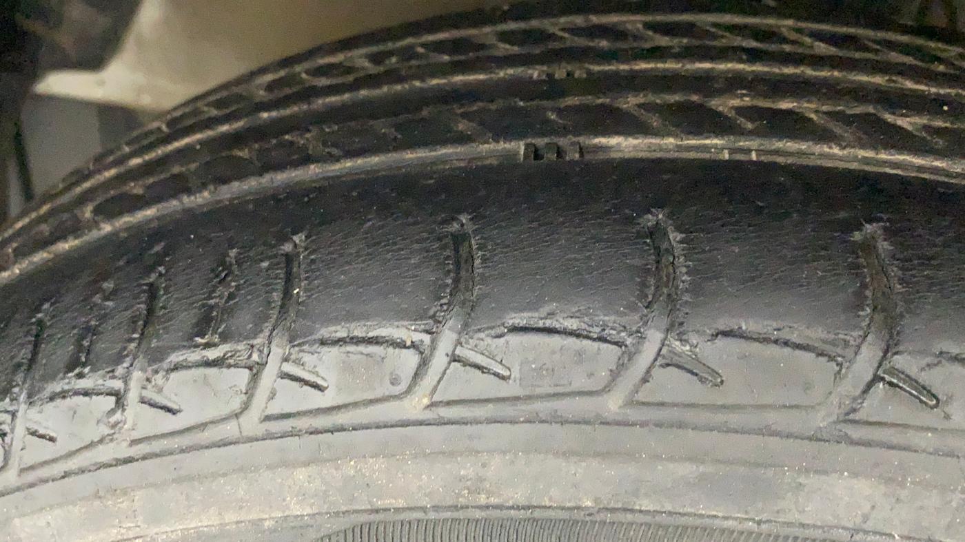 2011 Hyundai i20 MAGNA (O) 1.2, Petrol, Manual, 73,952 km, Left Front Tyre Tread