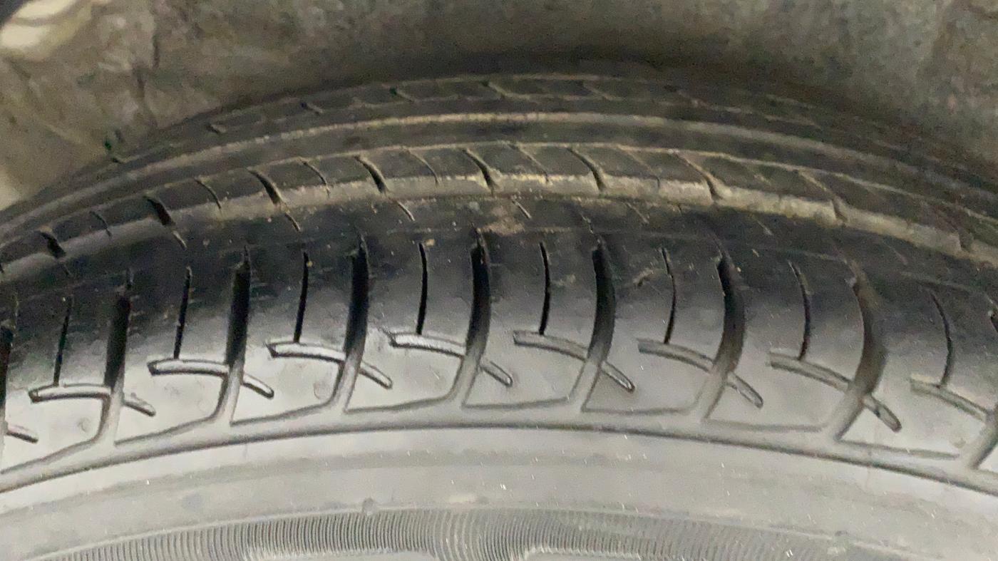 2011 Hyundai i20 MAGNA (O) 1.2, Petrol, Manual, 73,952 km, Right Rear Tyre Tread