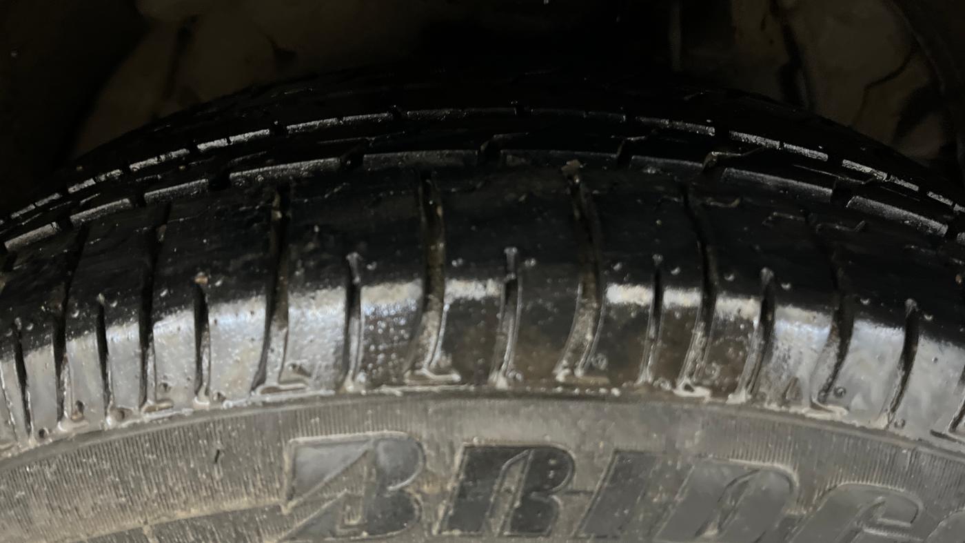 2021 Mahindra XUV300 W6 1.2 PETROL, Petrol, Manual, 54,459 km, Right Front Tyre Tread