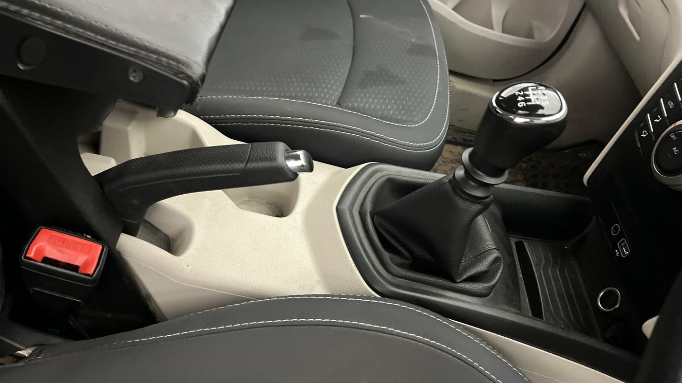 2021 Mahindra XUV300 W6 1.2 PETROL, Petrol, Manual, 54,459 km, Gear Lever