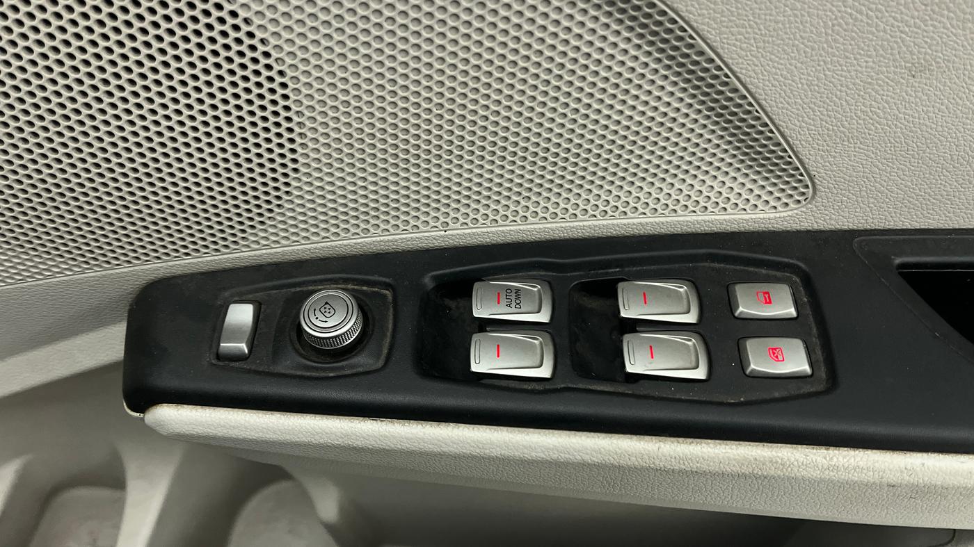2021 Mahindra XUV300 W6 1.2 PETROL, Petrol, Manual, 54,459 km, Driver Side Door Panels Control