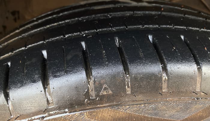 2024 Toyota Glanza V AMT, Petrol, Automatic, 12,198 km, Right Front Tyre Tread