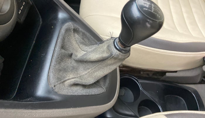 2010 Hyundai i10 SPORTZ 1.2, Petrol, Manual, 83,606 km, Gear lever - Boot cover slightly torn
