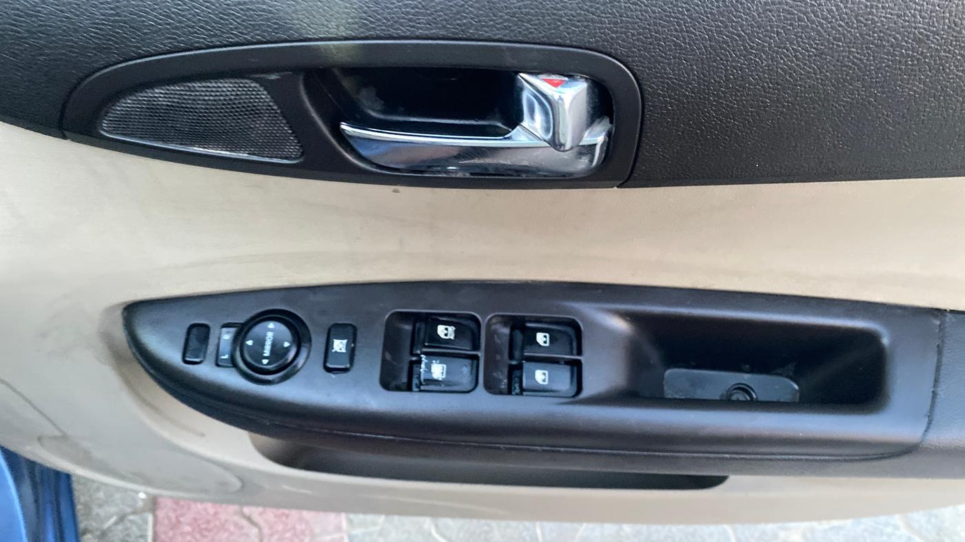 2013 Hyundai i20 SPORTZ 1.2, Petrol, Manual, 24,171 km, Driver Side Door Panels Control