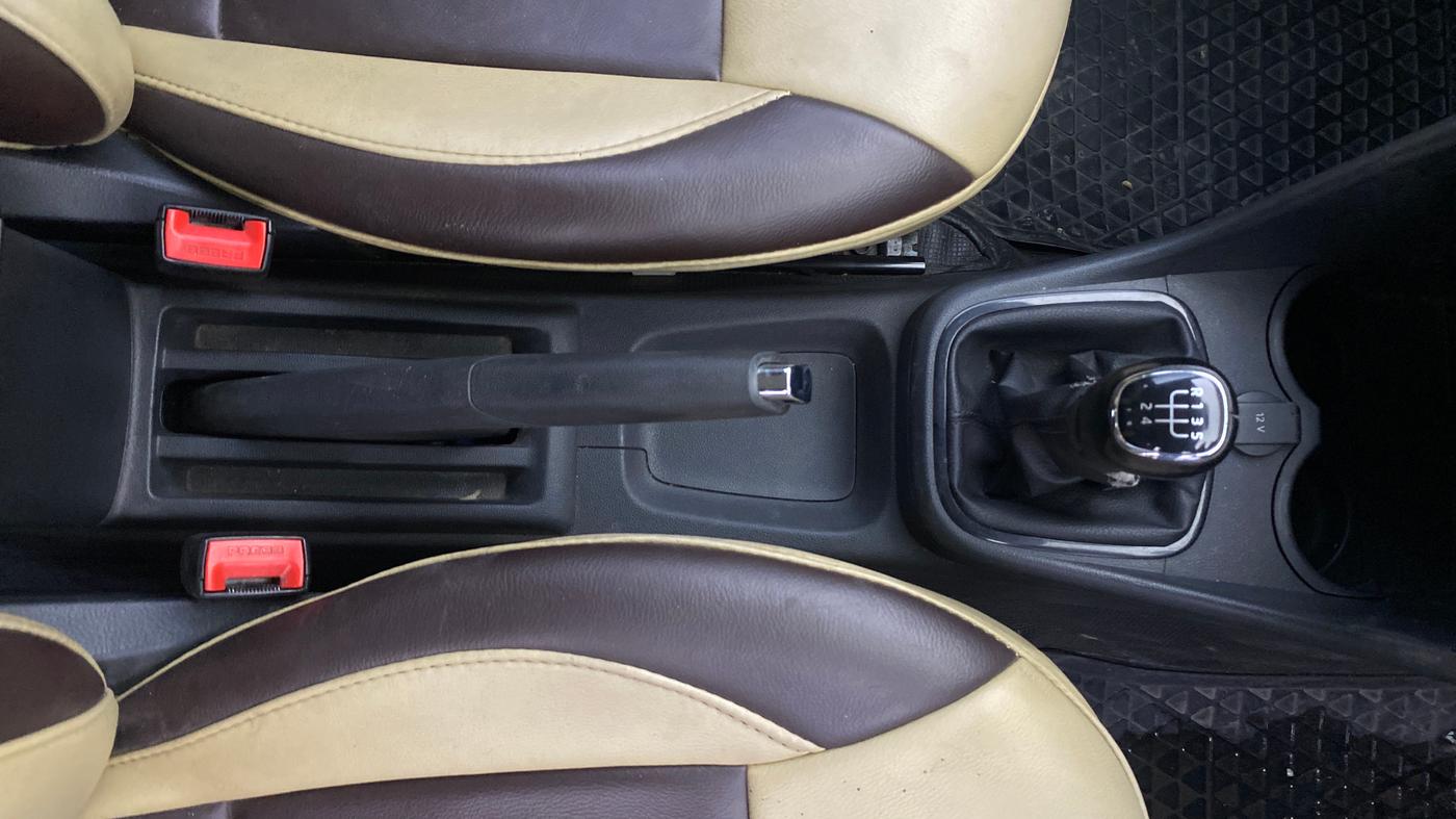 2018 Skoda Rapid AMBITION 1.6 MPI MT, Petrol, Manual, 1,11,306 km, Gear Lever