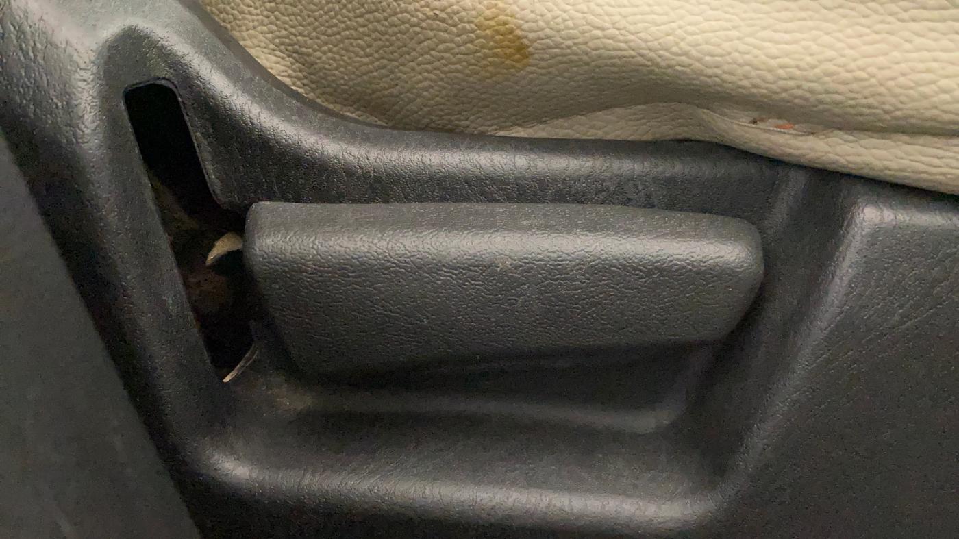 2020 Maruti Alto VXI, Petrol, Manual, 1,03,239 km, Driver Side Adjustment Panel