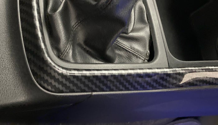 2016 Maruti S Cross ZETA 1.3, Diesel, Manual, 76,836 km, Gear lever - Boot cover slightly torn