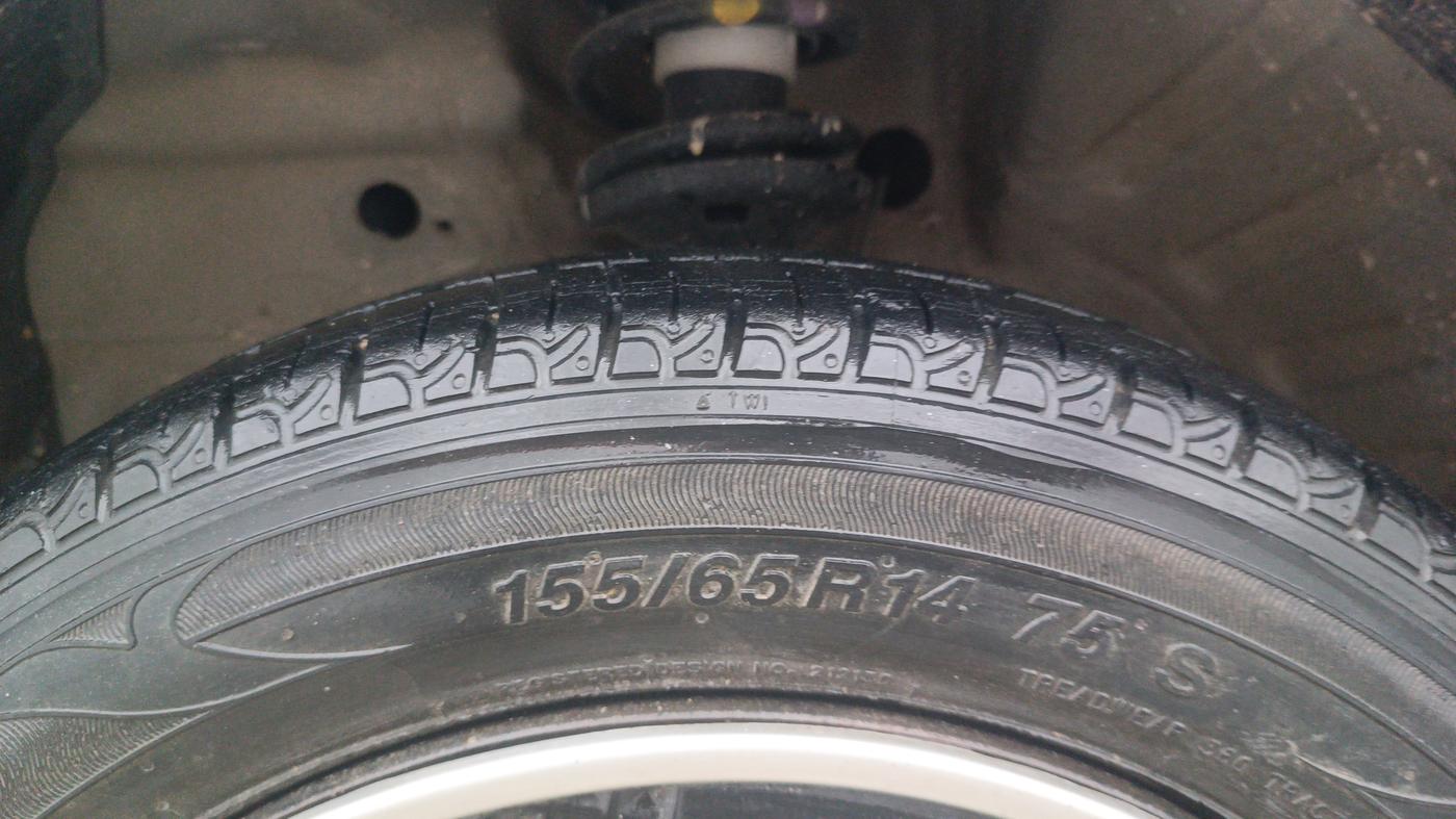 2013 Maruti Wagon R 1.0 VXI, Petrol, Manual, 69,184 km, Left Front Tyre Tread