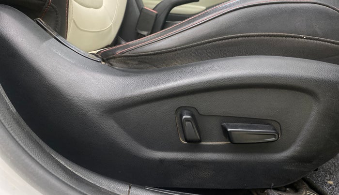 2020 KIA SELTOS GTX PLUS AT 1.5 DIESEL, Diesel, Automatic, 1,28,900 km, Driver Side Adjustment Panel