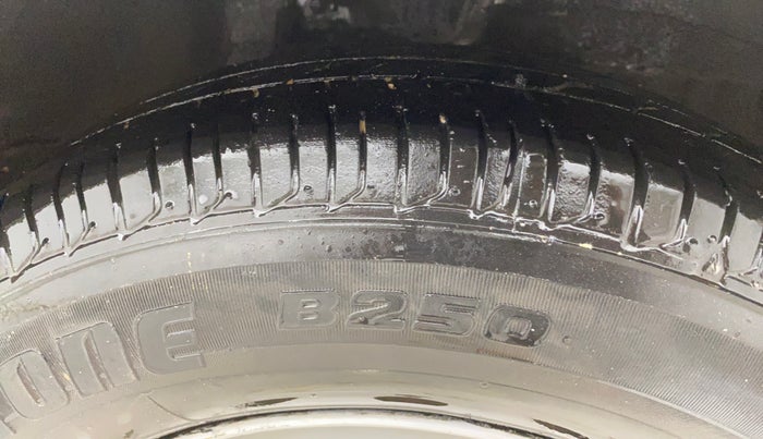 2015 Hyundai i10 MAGNA 1.1, Petrol, Manual, 49,188 km, Right Front Tyre Tread