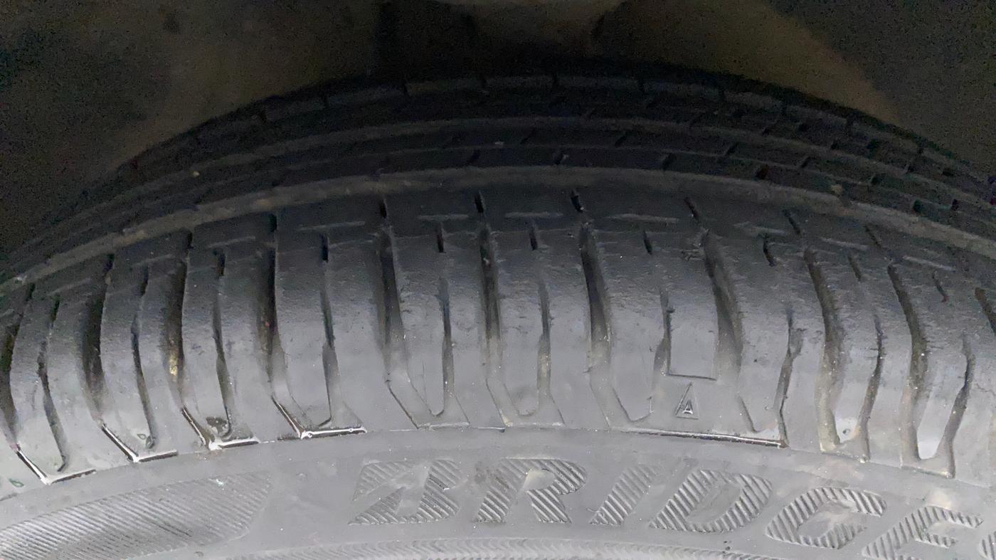 2010 Maruti Zen Estilo LXI, Petrol, Manual, 25,828 km, Right Front Tyre Tread