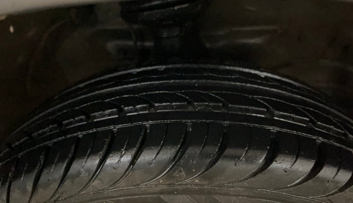 2013 Maruti Wagon R 1.0 LXI CNG, CNG, Manual, 1,02,314 km, Right Front Tyre Tread