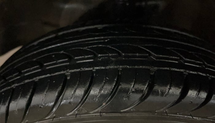 2013 Maruti Wagon R 1.0 LXI CNG, CNG, Manual, 1,02,314 km, Left Front Tyre Tread
