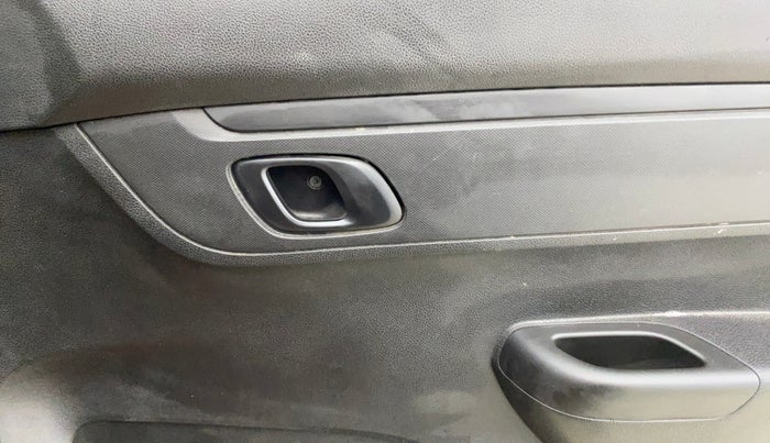 2018 Renault Kwid RXT 1.0 (O), Petrol, Manual, 23,668 km, Driver Side Door Panels Control