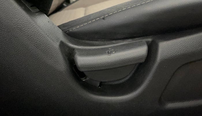 2017 Hyundai Elite i20 MAGNA EXECUTIVE 1.2, CNG, Manual, 63,952 km, Driver Side Adjustment Panel