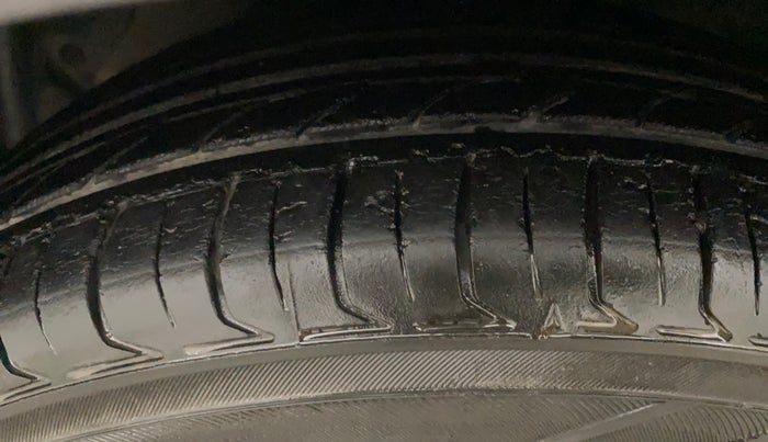 2016 Hyundai Grand i10 MAGNA AT 1.2 KAPPA VTVT, CNG, Automatic, 74,819 km, Left Front Tyre Tread