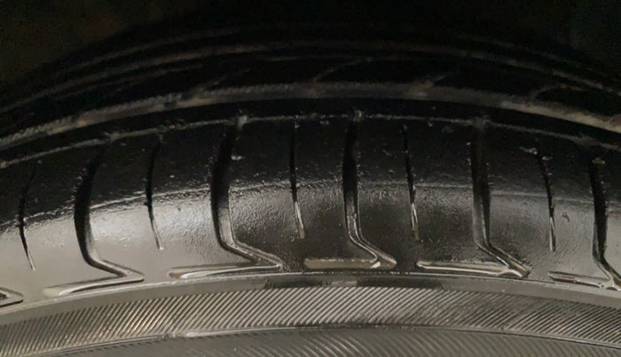 2016 Hyundai Grand i10 MAGNA AT 1.2 KAPPA VTVT, CNG, Automatic, 74,819 km, Right Front Tyre Tread