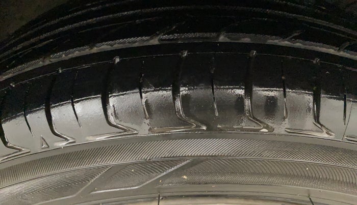 2016 Hyundai Grand i10 MAGNA AT 1.2 KAPPA VTVT, CNG, Automatic, 74,819 km, Left Rear Tyre Tread