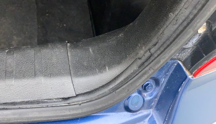 2016 Maruti Baleno ZETA PETROL 1.2, Petrol, Manual, 97,811 km, Dicky (Boot door) - Weather strip has minor damage
