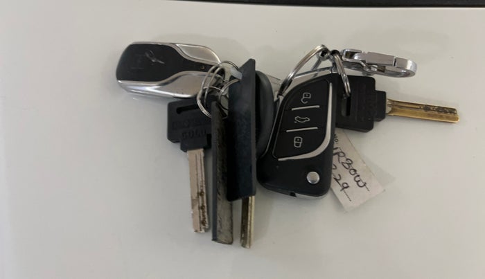 2020 Tata Tiago XE 1.2 REVOTRON, CNG, Manual, 44,053 km, Key Close Up