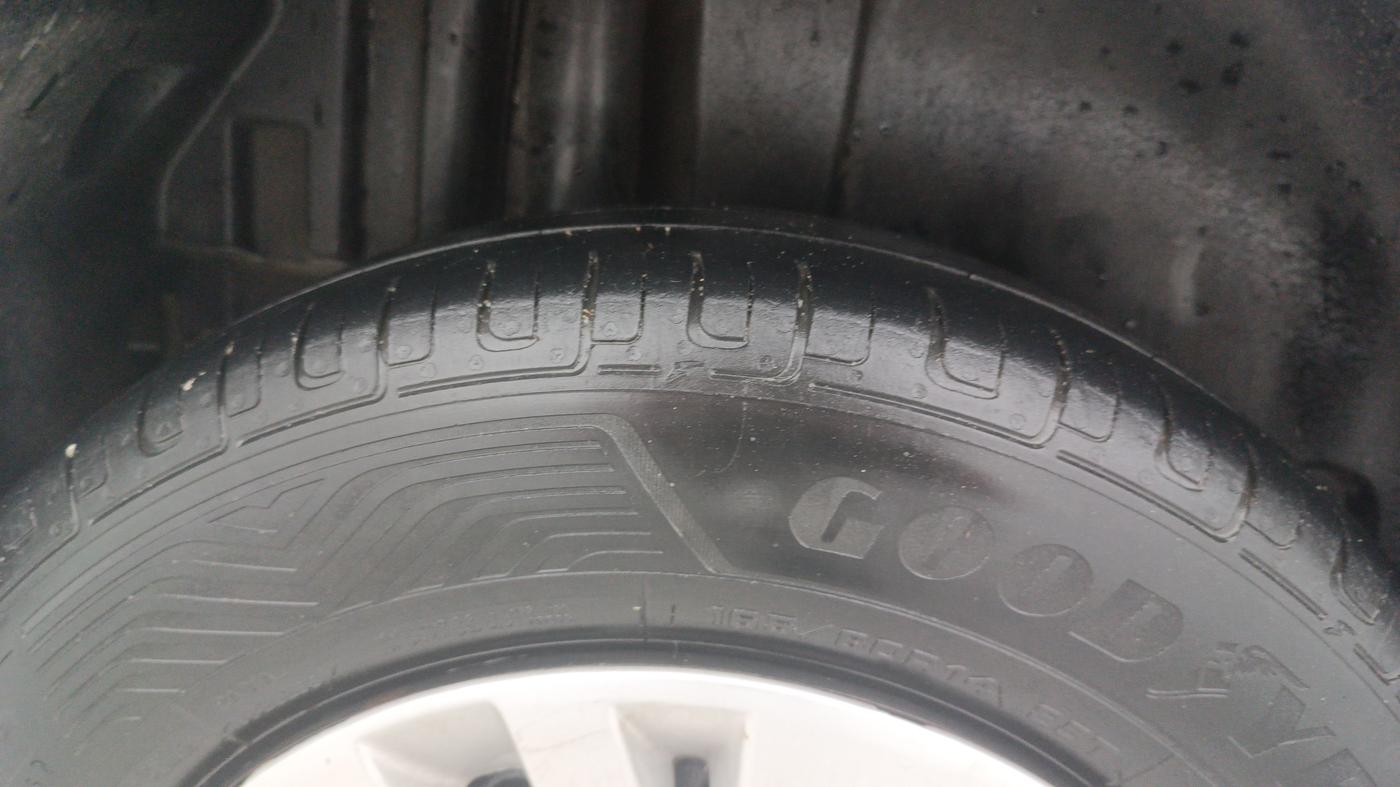 2015 Maruti Swift VXI, Petrol, Manual, 92,353 km, Right Rear Tyre Tread