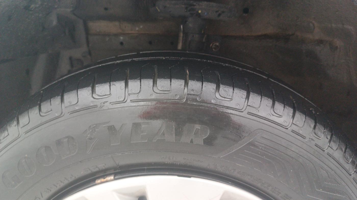 2015 Maruti Swift VXI, Petrol, Manual, 92,353 km, Left Front Tyre Tread