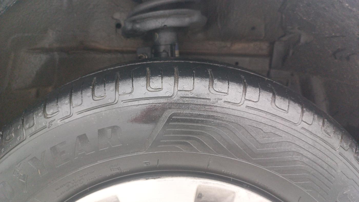 2015 Maruti Swift VXI, Petrol, Manual, 92,353 km, Right Front Tyre Tread