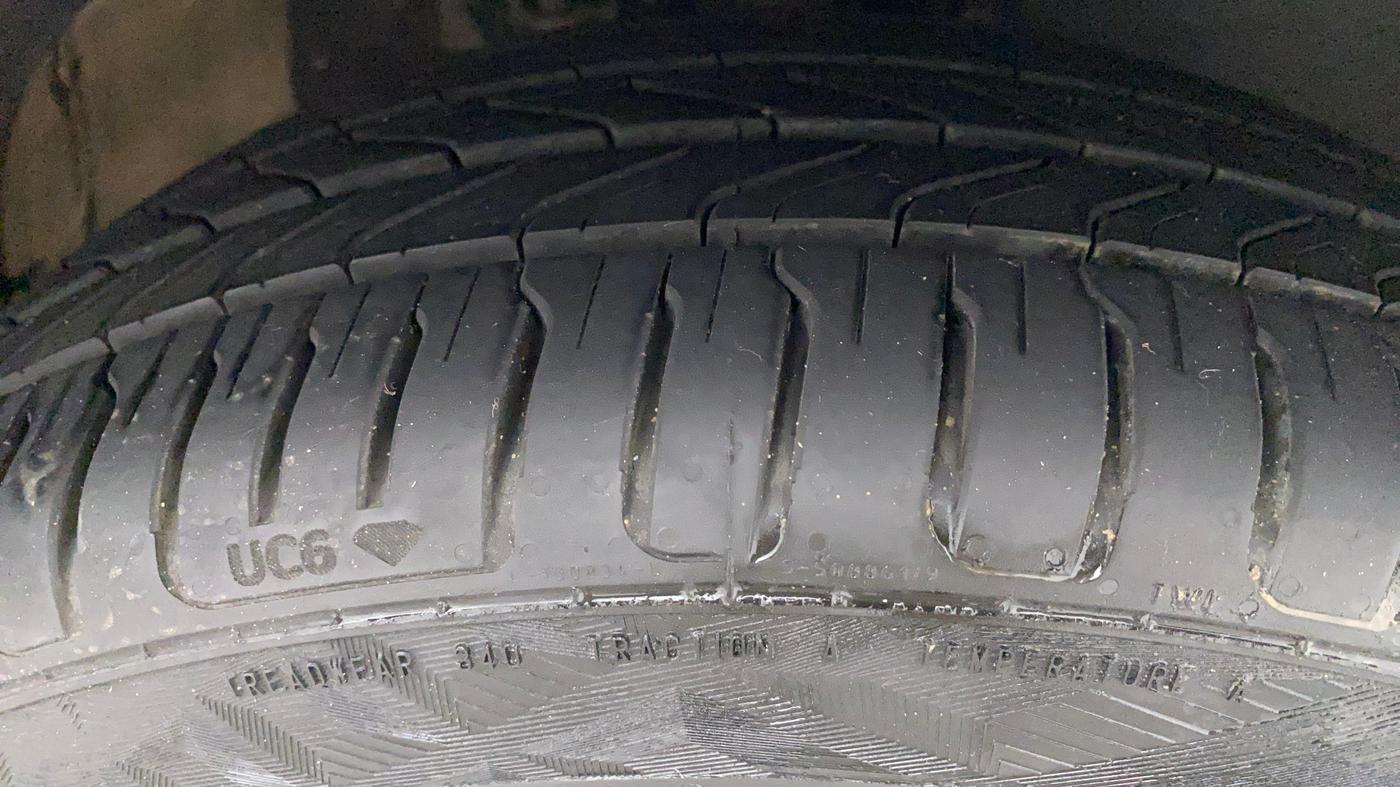 2018 Volkswagen Vento HIGHLINE PLUS 1.2 AT 16 ALLOY, Petrol, Automatic, 30,593 km, Right Front Tyre Tread