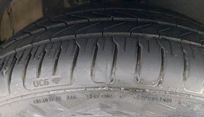 2018 Volkswagen Vento HIGHLINE PLUS 1.2 AT 16 ALLOY, Petrol, Automatic, 30,593 km, Right Front Tyre Tread