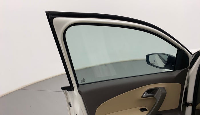 2018 Volkswagen Vento HIGHLINE PLUS 1.2 AT 16 ALLOY, Petrol, Automatic, 30,593 km, Left front window switch / handle - Power window makes minor noise
