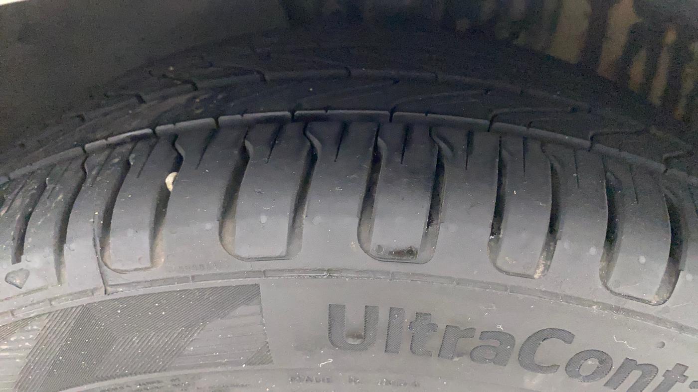 2018 Volkswagen Vento HIGHLINE PLUS 1.2 AT 16 ALLOY, Petrol, Automatic, 30,593 km, Left Front Tyre Tread
