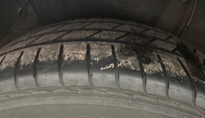 2014 Hyundai Elite i20 SPORTZ 1.4 CRDI, Diesel, Manual, 1,37,256 km, Right Rear Tyre Tread