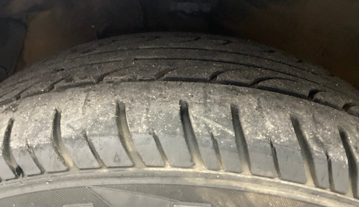 2014 Hyundai Elite i20 SPORTZ 1.4 CRDI, Diesel, Manual, 1,37,256 km, Left Front Tyre Tread