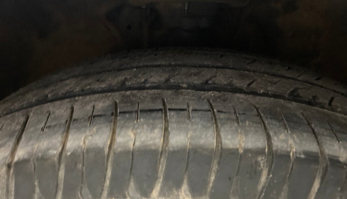 2014 Hyundai Elite i20 SPORTZ 1.4 CRDI, Diesel, Manual, 1,37,256 km, Right Front Tyre Tread